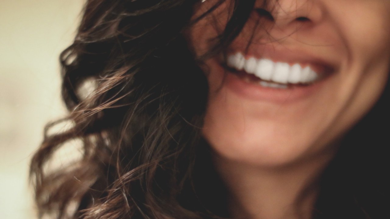 Smiling woman 16×9 1280×720