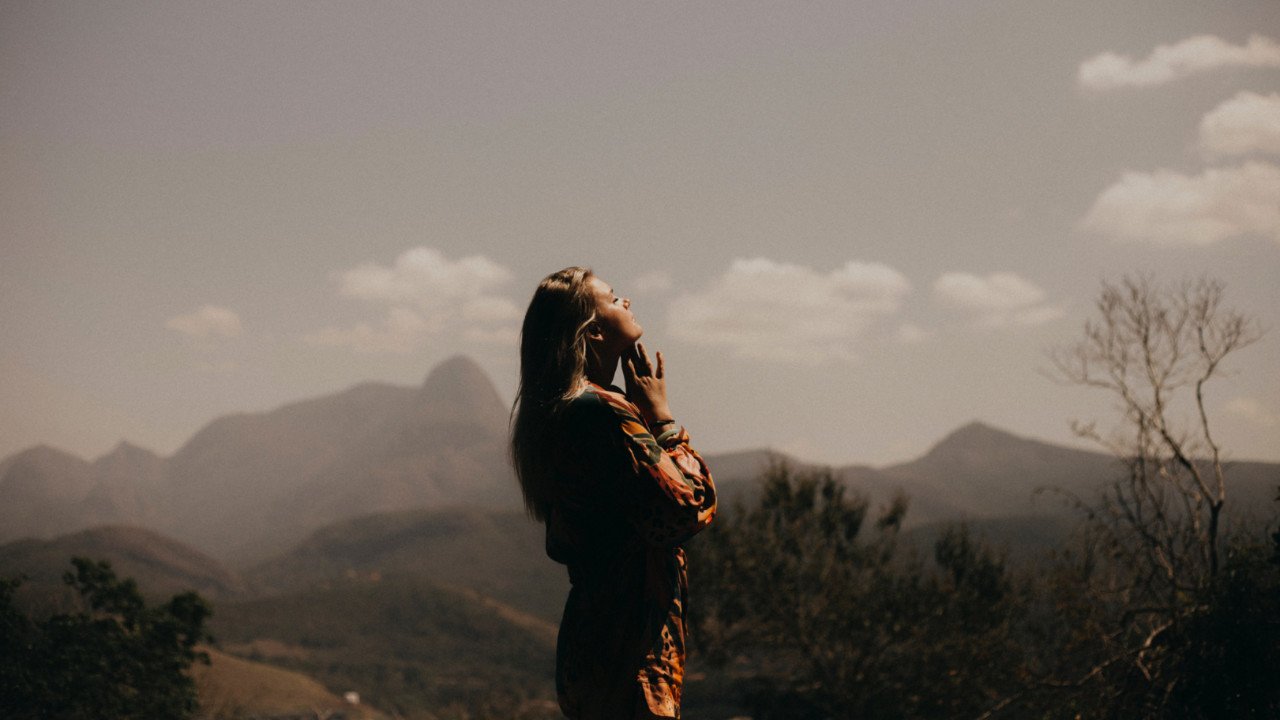 Meditating girl 16×9 1280×720
