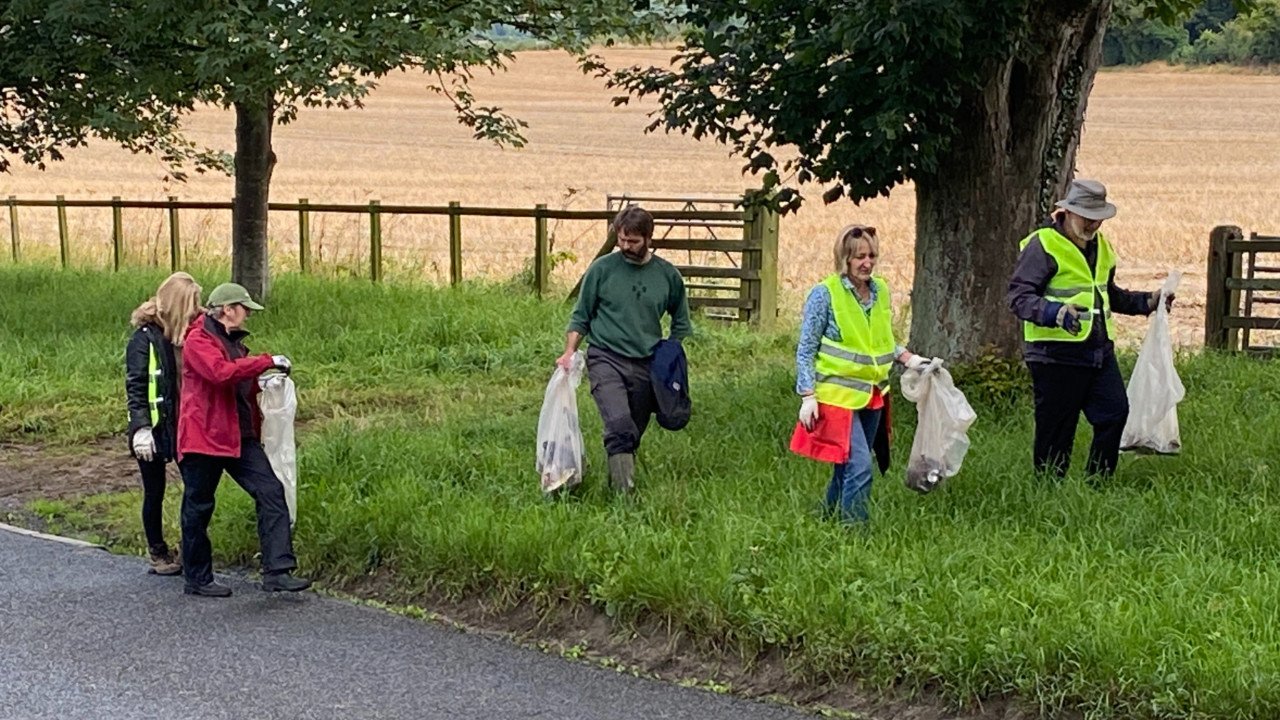 20230805 Litter pick 16x9 1280x720 Litter pick on The Avenue
