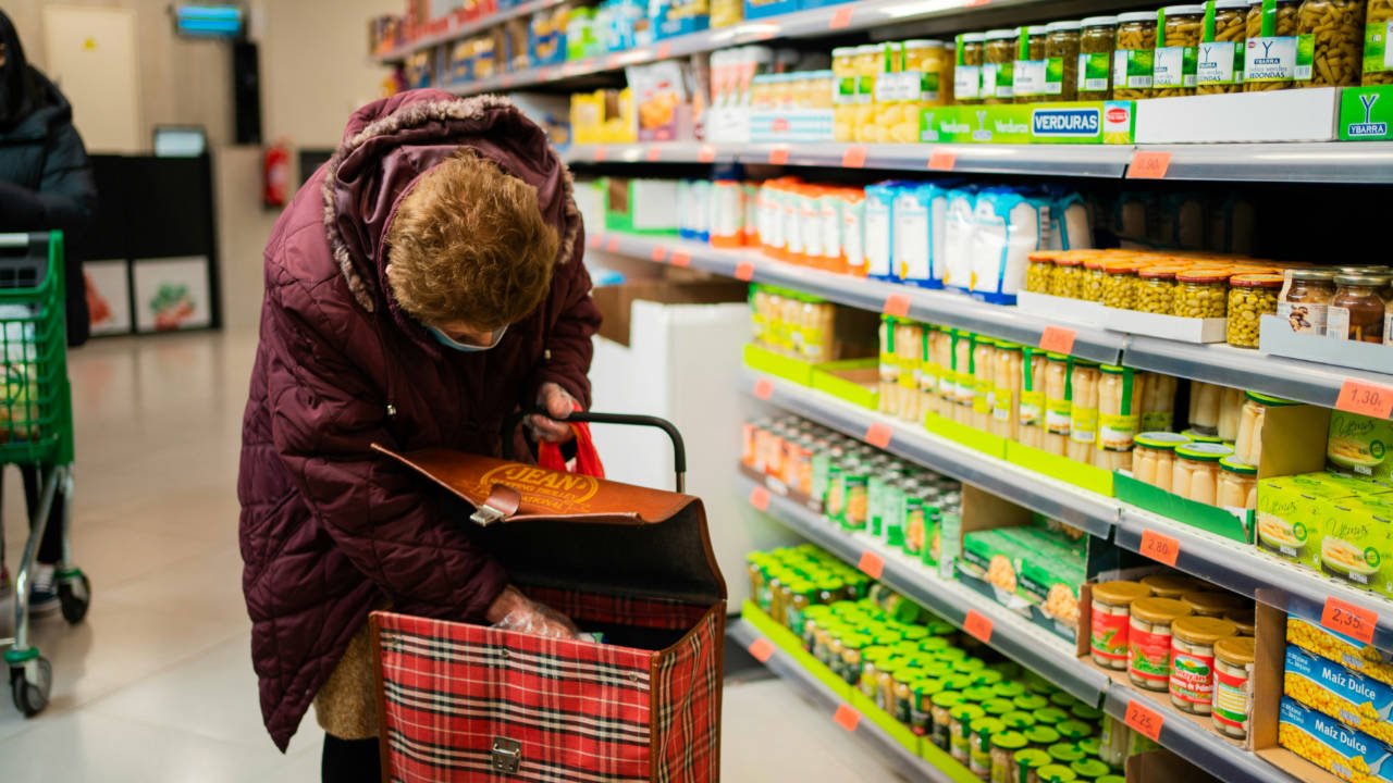 Shopping for groceries 16×9 1280×720 Damaging money convictions lead to excess shopping and hoarding groceries
