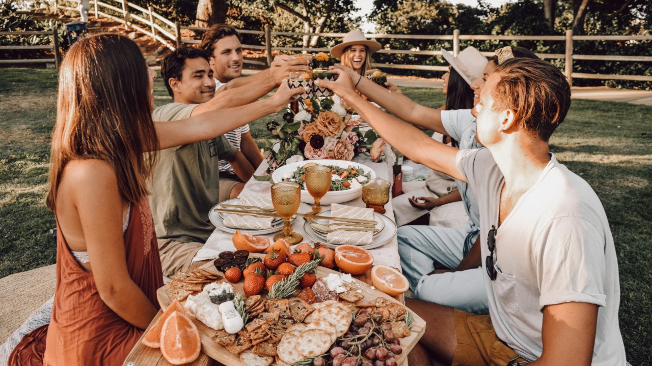Lunch with friends 16×9 1280×720 radiators at play