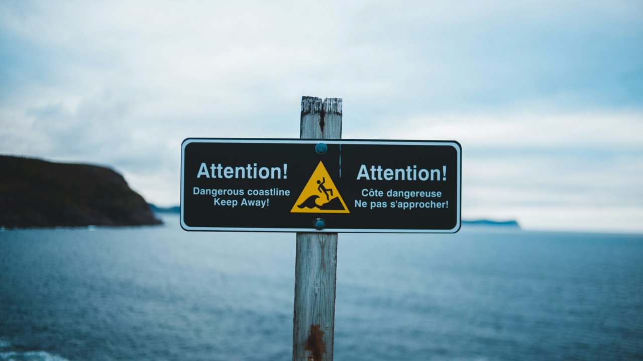 Attention 16×9 1280×720 Pay attention warning sign near cliffs